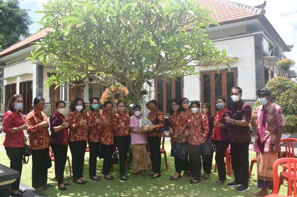 Serangkaian HUT KORPRI ke-50, DWP Badung Serahkan Bingkisan bagi PNS Sakit dan Pensiunan PNS di Kuta Selatan